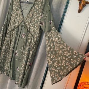 Womens quarter sleeve dress; sage green color w floral print/detail Size medium